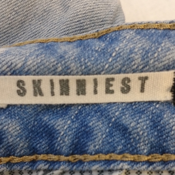 Bullhead Black Skinniest Light Wash Jeans - Picture 7 of 7